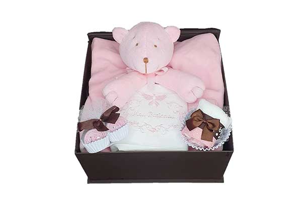 Kit-Presente-Baby-Naninha-Menina-(4-peças)-–-Baby-Chocolate caixa onde estão posicionadas uma naninha, uma toalhinha e um par de meias.