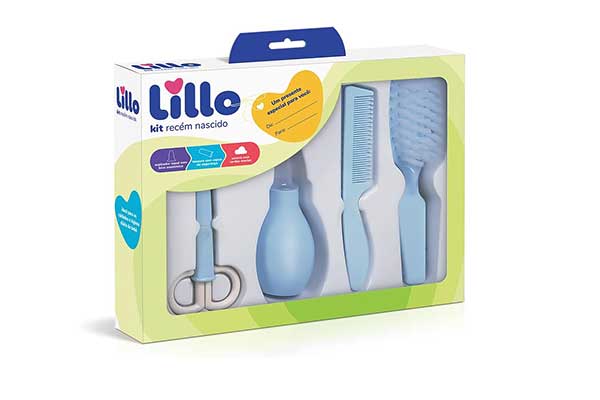 Kit-Recém-Nascido-Higiene---Lillo Embalagem de papelão com um plástico transparente na frente. Por trás dele estão um aspirador nasal, uma tesoura, um pente e uma escova de bebê.