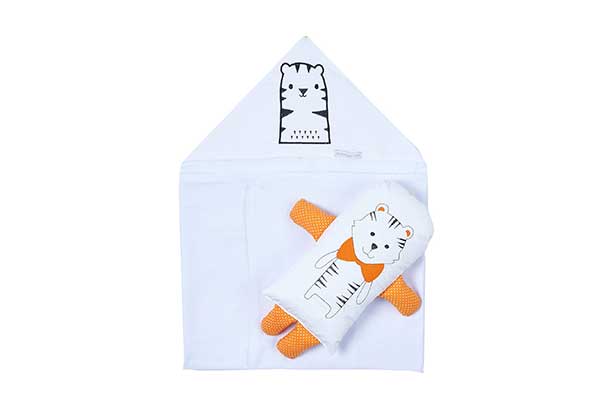 Kit-toalha-de-banho-malha-+-naninha-Tigre---Minha-Casa-Baby Toalha de banho infantil dobrada. Sobre ela, há uma naninha almofadada. Ambas têm a estampa de um tigre.