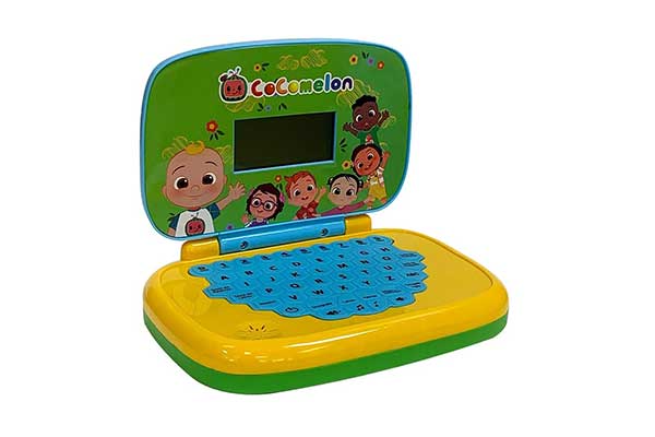 laptop de brinquedo colorido e com desenhos de crianças