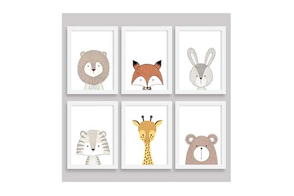 Quadro-para-quarto-de-bebê---Urso,-Girafa,-Coelho,-Leão,-Raposa-e-Tigre-–-Decor-Quadros Kit de quadros infantis enfileirados, três em cima e três embaixo. Cada um tem a ilustração de um animal: leão, raposa e coelho em cima; tigre, girafa e urso embaixo.