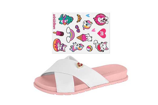 acima, cartela de adesivos coloridos. Abaixo, um chinelo infantil de tiras sobrepostas