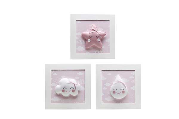 Trio-de-quadros-Chuva-de-Amor---Potinho-de-Mel Três quadros com moldura de branca. Em cima, há um com uma estrela feita em feltro. Abaixo, de um lado, outro com uma nuvem feita de feltro. Ao lado dela, um terceiro quadro com uma gotinha feita em feltro.