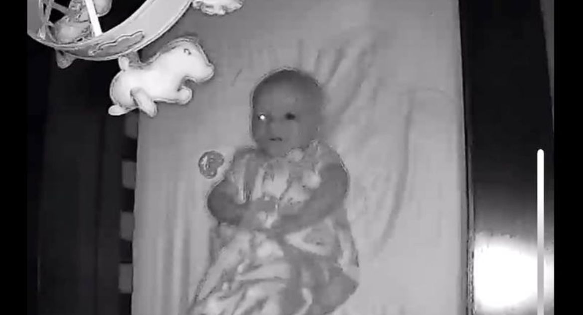 imagem captada pela babá eletrônica na qual é possivel observar um dos olhos do bebê acometidos pelo Retinoblastoma