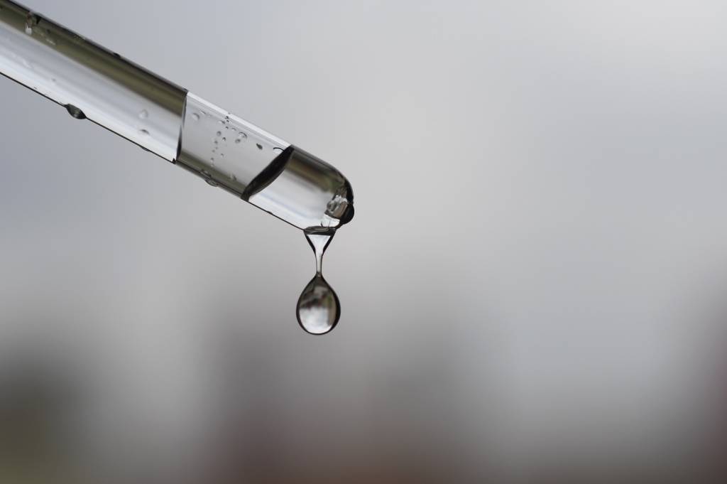 Erro no rótulo: bebê recebe dose de remédio 10 vezes maior que a indicada