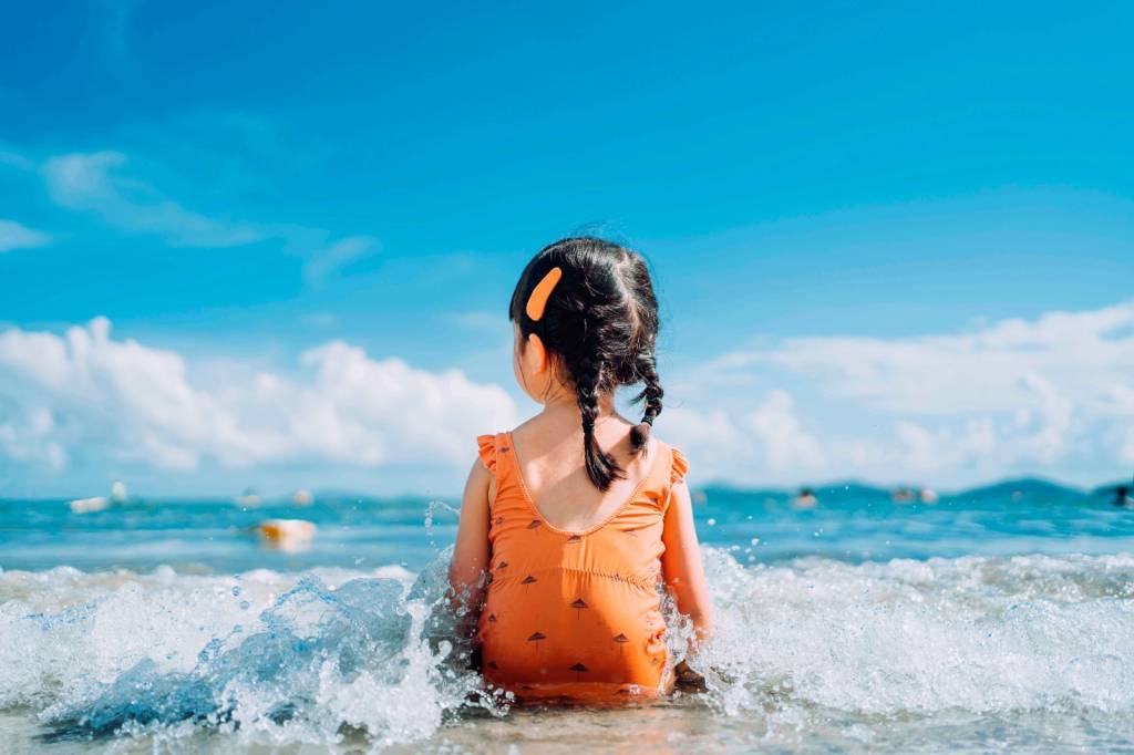 Cuidados com as crianças na praia e na piscina (com dicas de produtos)