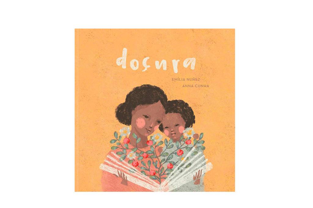 Sobre fundo branco, a capa do livro quadrado. Ela é amarela, tem a ilustração de uma mãe e uma filha abraçadas, ambas negras com as bochechas rosadas. Estão com um livro aberto e, dele, saem muitas flores. Está escrito "doçura" em branco na parte de cima.