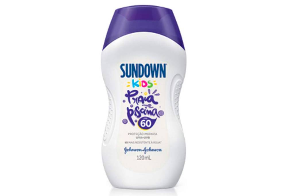 Sobre fundo branco, embalagem de protetor solar. É branca com tampa roxa e escrito roxo. Está escrito Sundown kids praia e piscina 60.