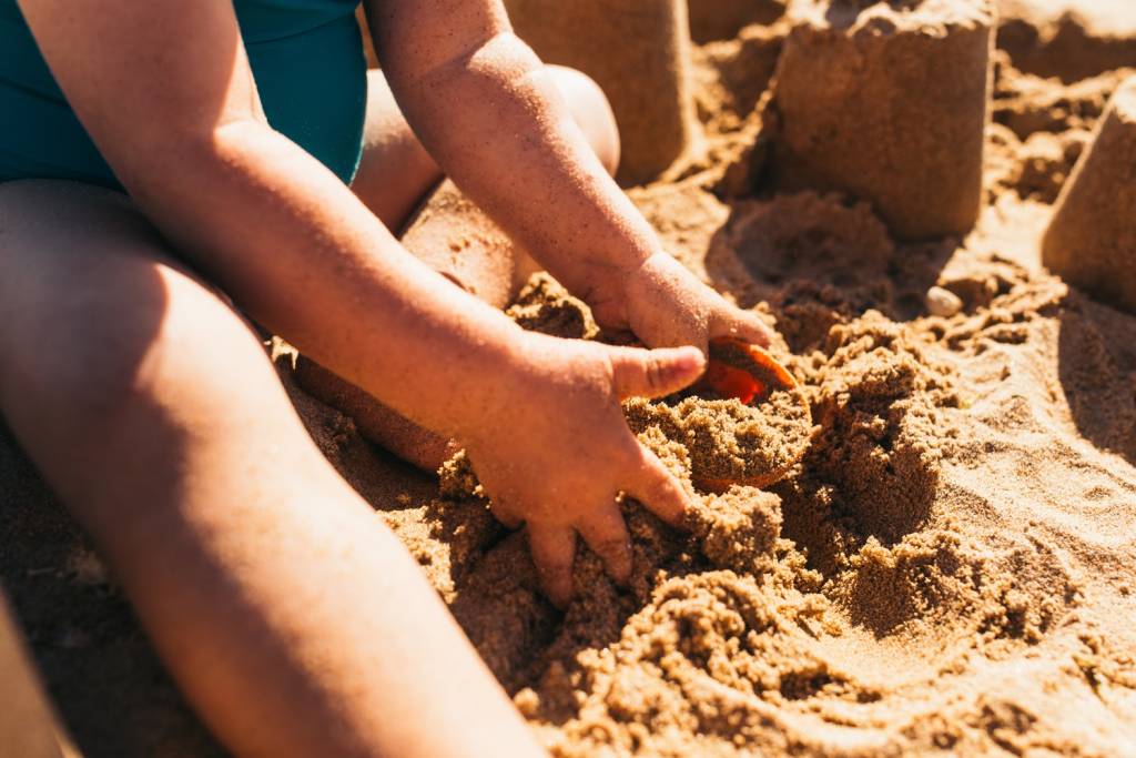 Os cuidados essenciais com as crianças na areia