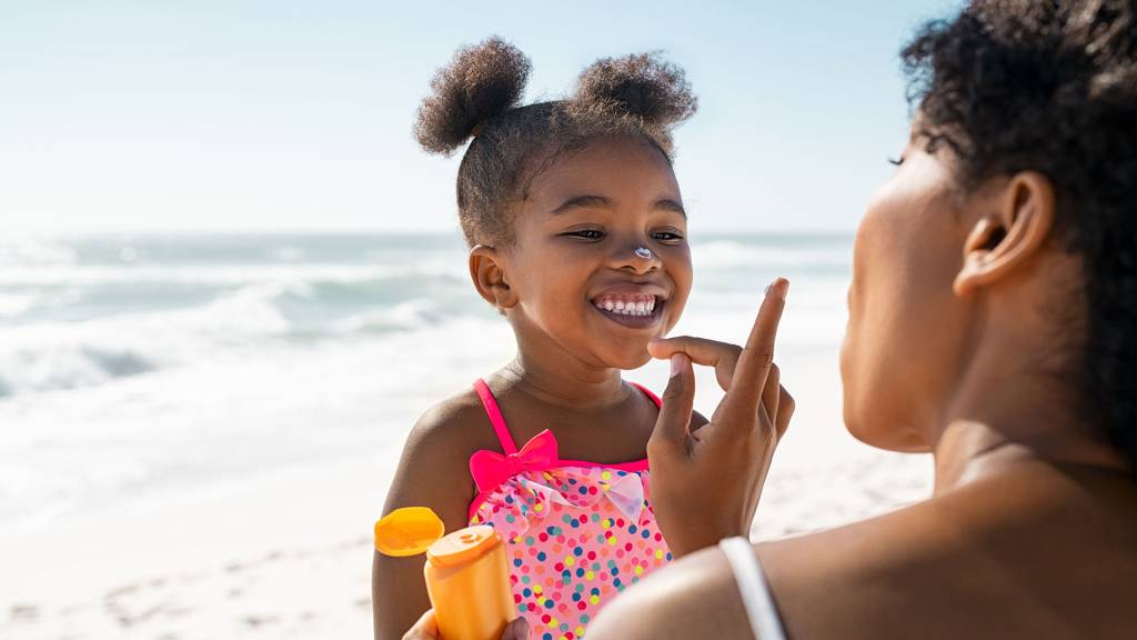 13 opções de protetor solar infantil para as crianças curtirem o calor