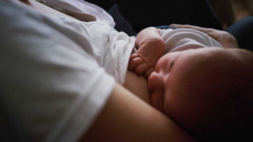 É verdade que uma mulher não deve amamentar o bebê de outra pessoa?