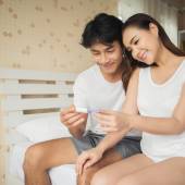 casal-sorrindo-gravidez-teste-freepik-jcomp