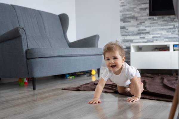 crianca-brinca-casa-sala-freepik