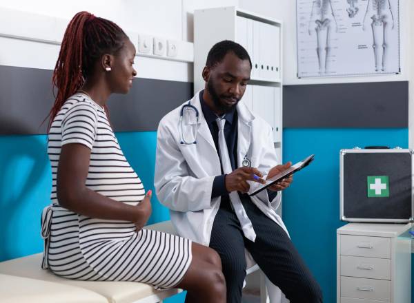 gestante-negra-consulta-medico-freepik - Copia