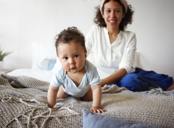 mae-bebe-cama-shurkin_son_freepik_83ef6f