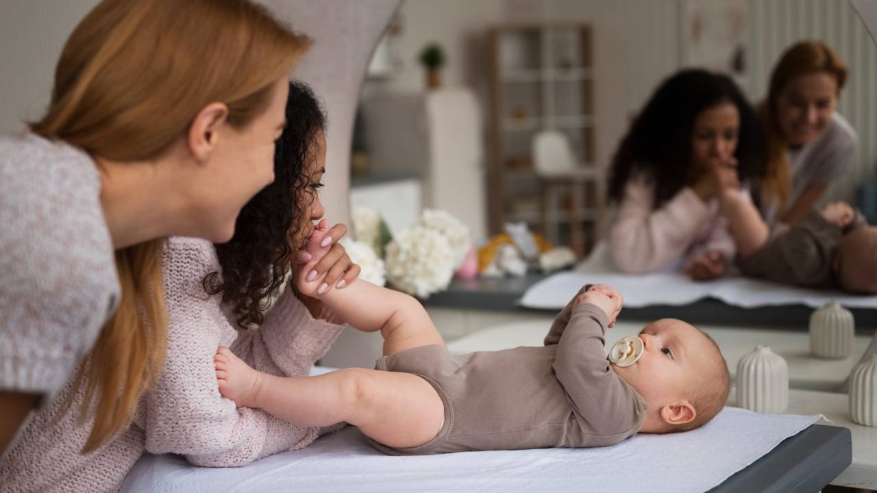 maes-bebes-pes-recem-nascido-quarto-freepik - 2