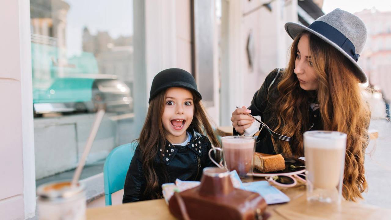 menina-cafe-bolo-mae-camera_lookstudio_Freepik