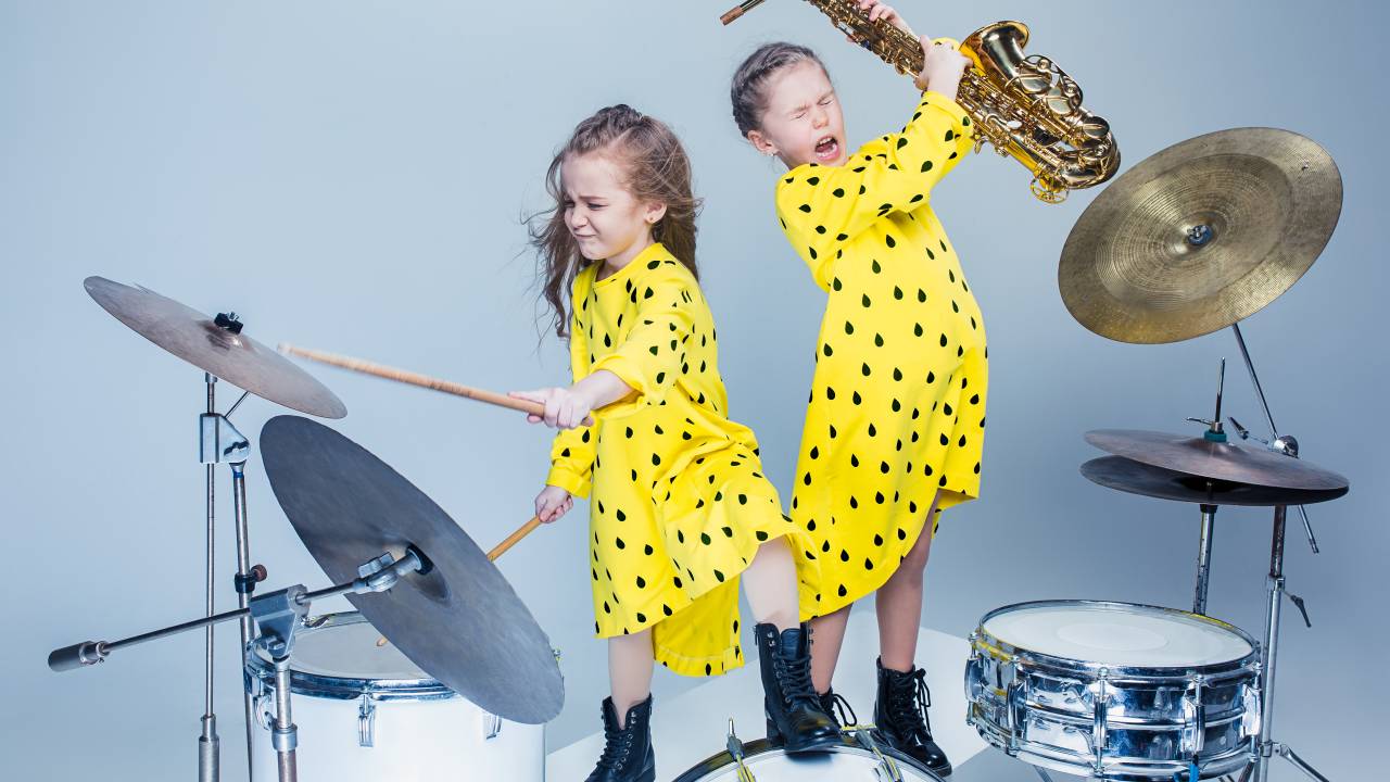 meninas-instrumentos-banda_master1305_Freepik-2