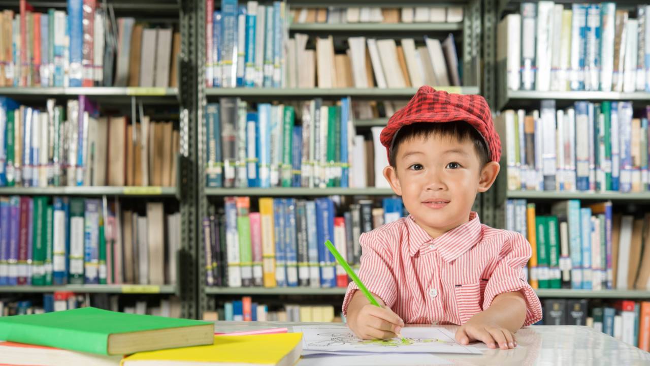 menino-asiatico-biblioteca_fwstudio_Freepik