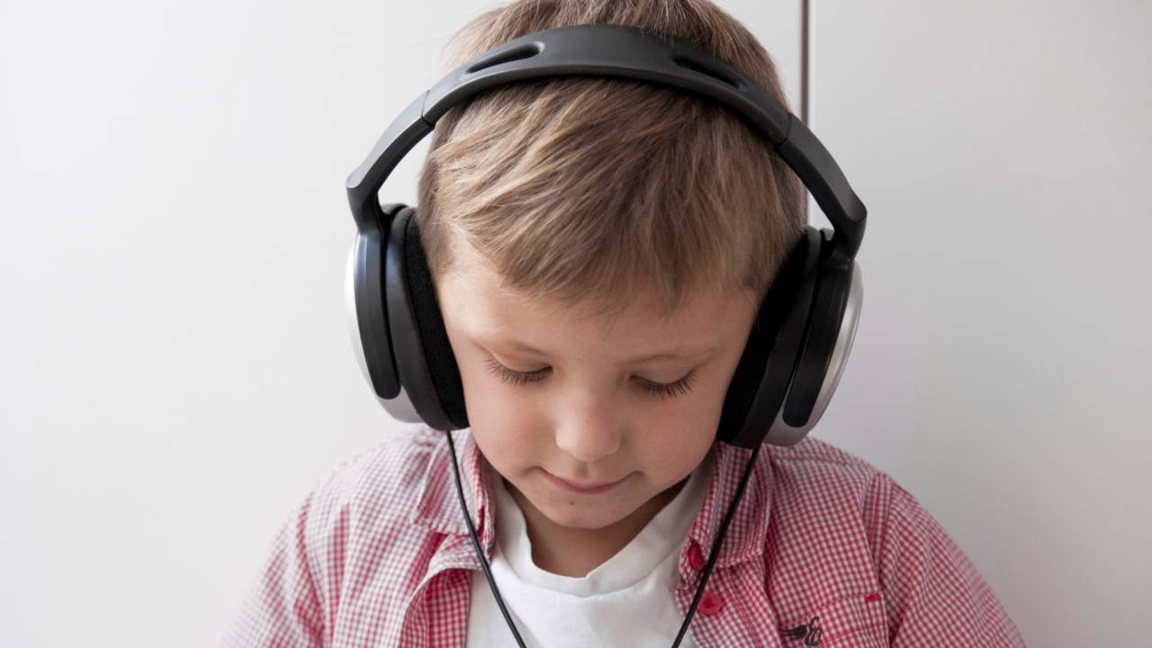 menino-escutar-musica-fone-ouvido_Freepik