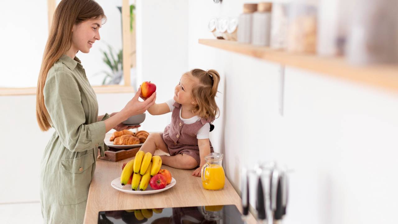 mae-filha-frutas-cozinha_Freepik - 2