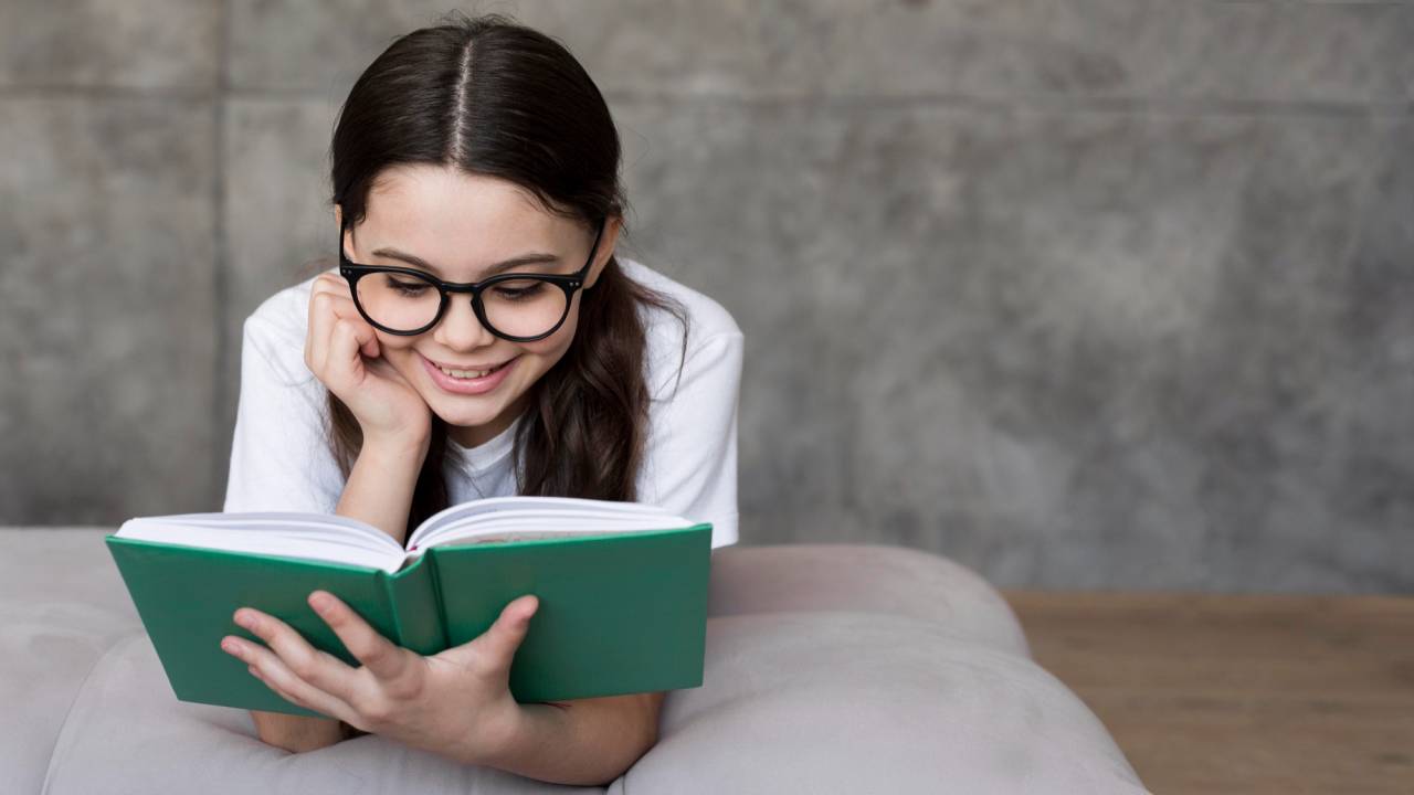menina-oculos-le-livro_Freepik - 2